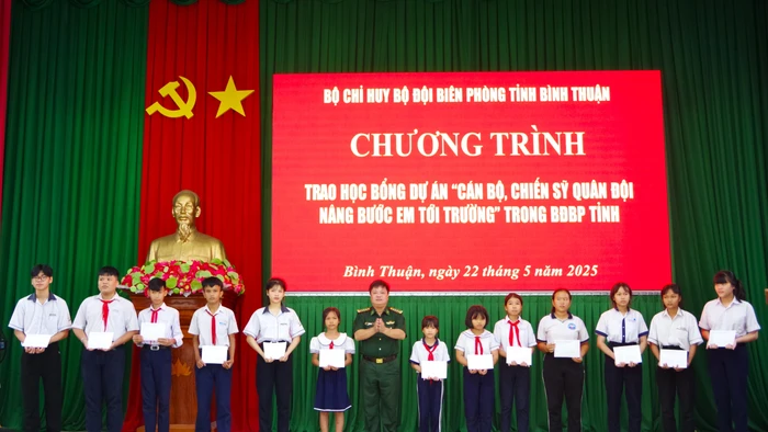 Đại tá Đinh Văn Bộ, Phó Chính ủy BĐBP Bình Thuận trao học bổng cho các em nhận đỡ đầu theo Dự án “Cán bộ, chiến sỹ quân đội nâng bước em tới trường”.