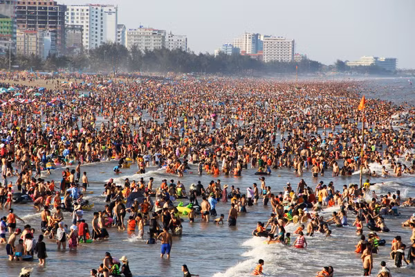 Du khách đến tắm biển Sầm Sơn (Thanh Hóa) năm 2025.