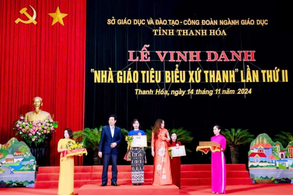 Cô giáo Lê Thị Liên (váy, áo xanh) nhận danh hiệu Nhà giáo Tiêu biểu xứ Thanh.