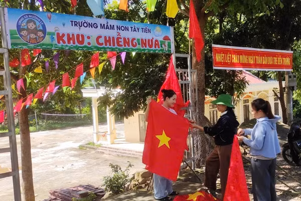 Các cô giáo ở điểm lẻ Chiềng Nưa - Trường Mầm non Tây Tiến (Thanh Hóa) chuẩn bị cho ngày khai giảng. 