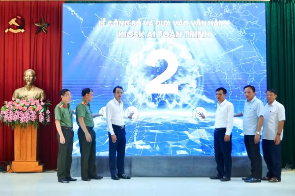 Đại biểu thực hiện nghi thức công bố, đưa vào vận hành hệ thống Kiosk AI toàn trình tại xã Đồng Tiến (Thanh Hóa).
