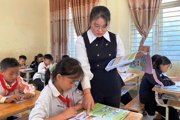Giáo viên Trường PTDTBT-THCS Trung Lý trong giờ dạy học.
