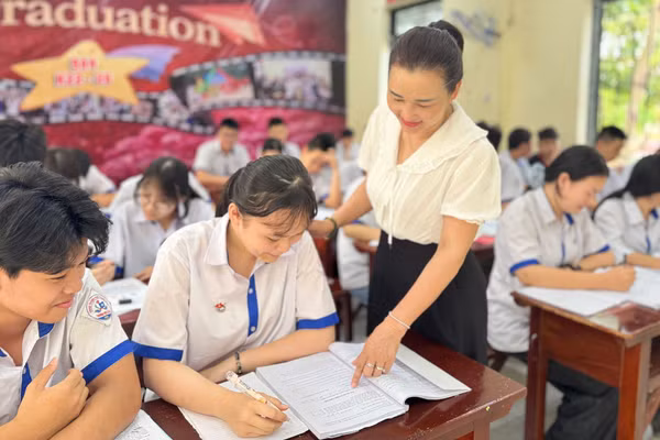 Cô và trò Trường THCS Lê Lợi, phường Hạc Thành (Thanh Hóa). Ảnh: Thế Lượng
