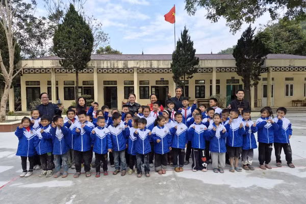 Học sinh Trường Tiểu học Sơn Điện 1 phấn chấn khi được tặng áo ấm.
