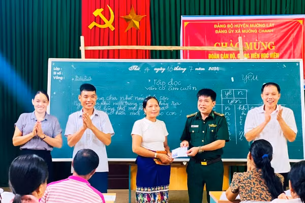 Lãnh đạo Đồn Biên phòng Quang Chiểu và UBND xã Mường Chanh tặng quà học viên khi bế giảng khóa học. Ảnh: Vi Thị Hồng Hà