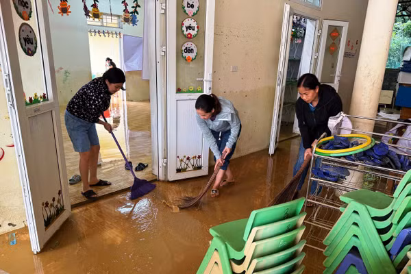 Giáo viên Trường Mầm non Thiết Ống (Thanh Hóa) tập trung làm vệ sinh sau bão.