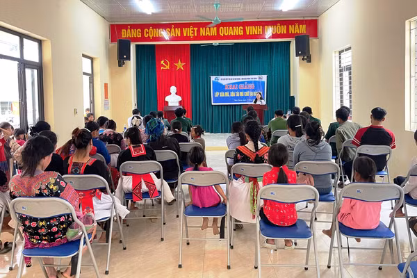 Lớp xóa mù chữ cho người dân ở bản Ón, xã Tam Chung (Thanh Hóa). Ảnh: Tuấn Bình