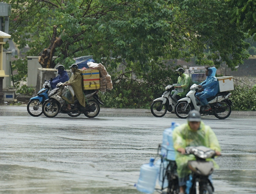 Trên đường phố, chủ yếu chỉ có người giao hàng và các phương tiện công cộng di chuyển. DSC05496.jpeg