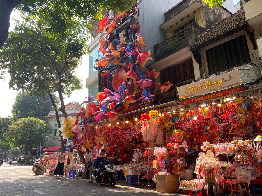 Hà Nội: Giàn đèn trang trí 300 triệu đồng, cao 3 tầng nhà ở Hàng Mã gây chú ý