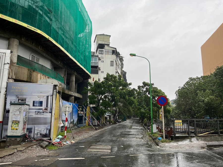 Sáng nay (7/9), Hà Nội bắt đầu xuất hiện mưa và gió lớn. IMG_3236.jpeg