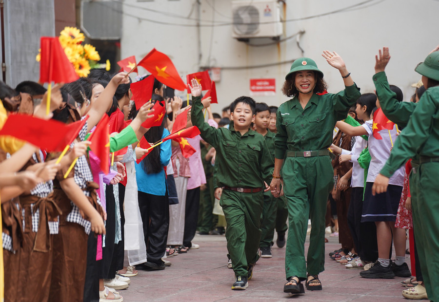 Học sinh Tiểu học trải nghiệm không khí giải phóng Thủ đô