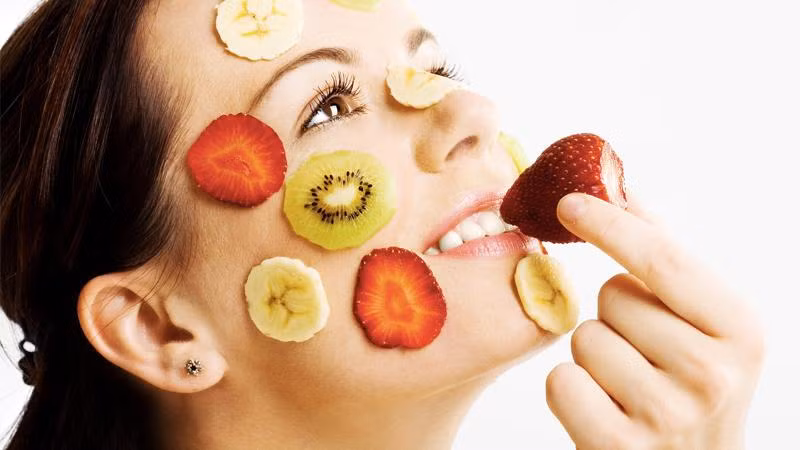 Dâu tây có chứa một lượng vitamin C dồi dào giúp giữ cho mắt khỏi bệnh viêm. mat 12.jpg