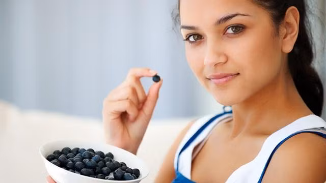 Quả việt quất có chứa nhiều vitamin A và vitamin C, cũng như một chất chống oxy hóa bất chấp tuổi tác được gọi là anthocyanin. dau 7.jpg