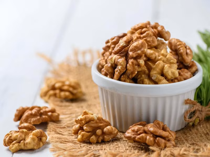 Óc chó chứa một lượng lớn các axit béo omega-3 đóng một vai trò quan trọng trong việc duy trì sức khoẻ tổng thể của mắt. mat 11.jpg