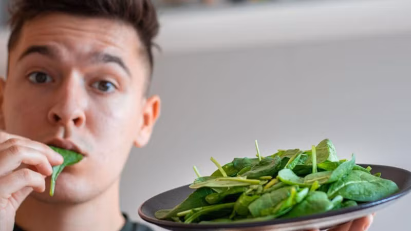 Trong cải bó xôi có chứa chất chống oxy hóa mạnh mẽ, giúp bảo vệ mắt khỏi tác hại của ánh sáng xanh và tia UV. mat 1.jpg