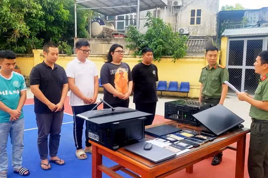 Các bị can cùng tang vật trong chuyên án. Ảnh: CACC
