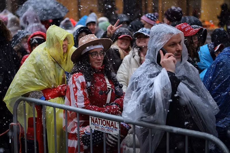 Những người ủng hộ Tổng thống đắc cử Donald Trump tụ tập bên ngoài Capital One Arena. chum-anh-cuoc-van-dong-truoc-le-nham-chuc-cua-ong-trump-024.jpg