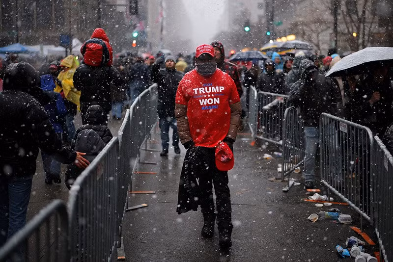 Những người ủng hộ Tổng thống đắc cử Donald Trump tụ tập bên ngoài Capital One Arena, trong cuộc mít tinh diễn ra một ngày trước khi ông dự kiến nhậm chức nhiệm kỳ thứ 2, tại Washington, ngày 19/1. Ảnh: REUTERS/Daniel Cole chum-anh-cuoc-van-dong-truoc-le-nham-chuc-cua-ong-trump-022.jpg