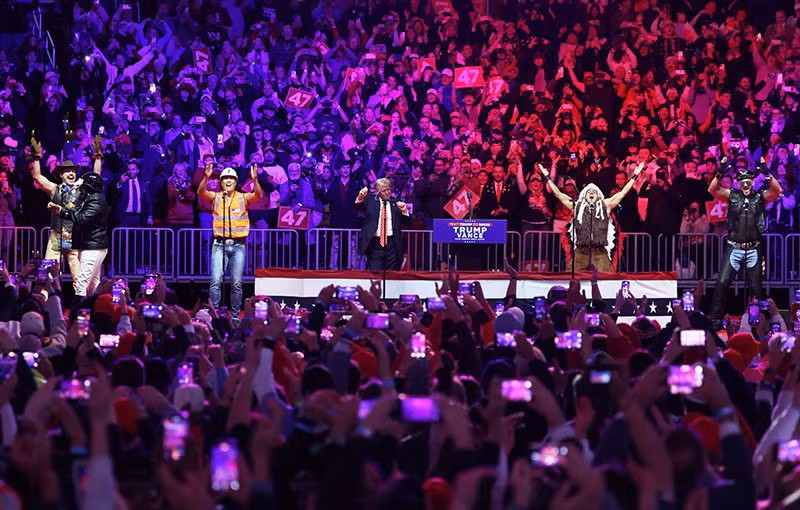 Ông Trump lặp lại lời cam kết trong chiến dịch tranh cử của mình là sẽ khởi động nỗ lực trục xuất lớn nhất trong lịch sử Hoa Kỳ, sẽ trục xuất hàng triệu người nhập cư. Tuy nhiên, hoạt động có quy mô như vậy có thể sẽ mất nhiều năm và tốn kém. chum-anh-cuoc-van-dong-truoc-le-nham-chuc-cua-ong-trump-03.jpg