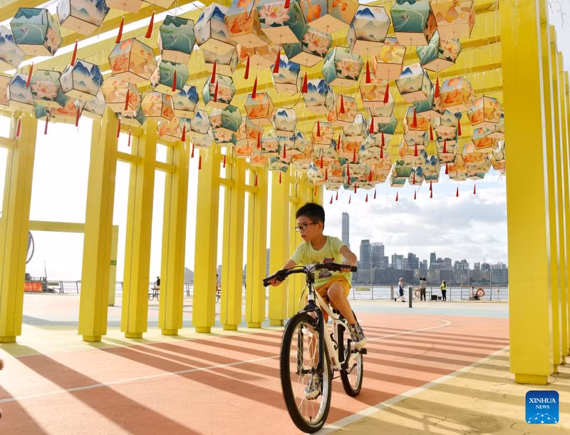 Một cậu bé cưỡi ngựa ngang qua những chiếc đèn lồng trang trí ở Hồng Kông, miền nam Trung Quốc xem-the-gioi-tung-bung-don-trung-thu-hongkong-7.jpg