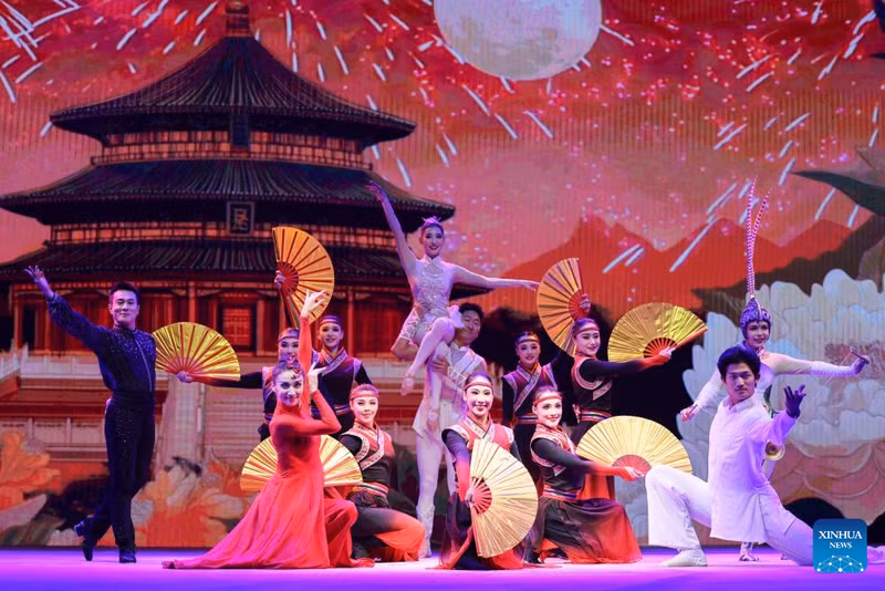 Các nghệ sĩ biểu diễn tại tiệc chiêu đãi Tết Trung thu ở Riyadh, Ả Rập Xê Út. xem-the-gioi-tung-bung-don-trung-thu-canada-14.jpg