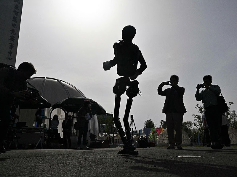 chum-anh-robot-hinh-nguoi-tham-gia-chay-ban-marathon-dau-tien-tren-the-gioi-4.jpg