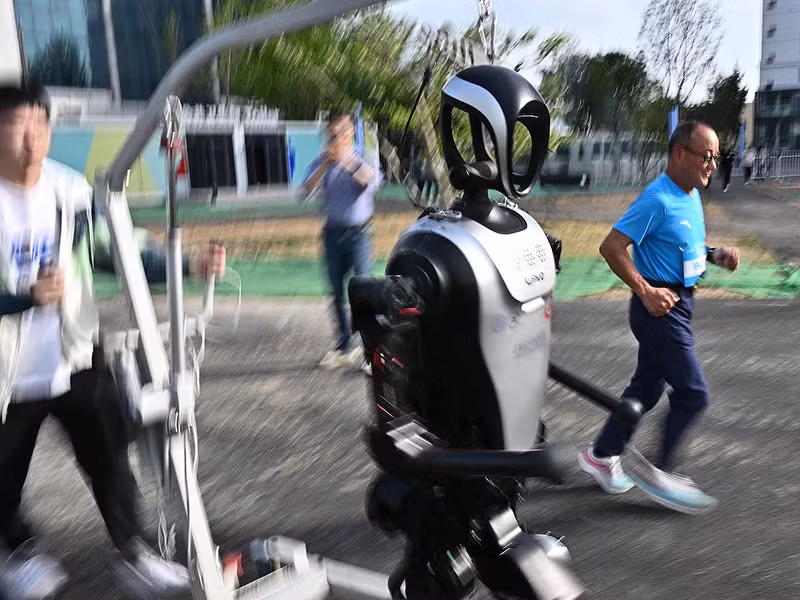 chum-anh-robot-hinh-nguoi-tham-gia-chay-ban-marathon-dau-tien-tren-the-gioi-8.jpg