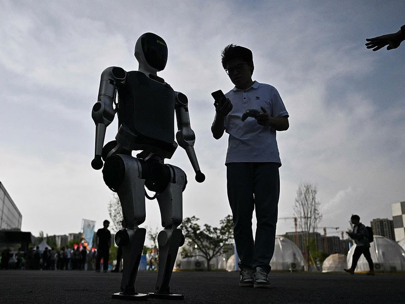 chum-anh-robot-hinh-nguoi-tham-gia-chay-ban-marathon-dau-tien-tren-the-gioi-2.jpg