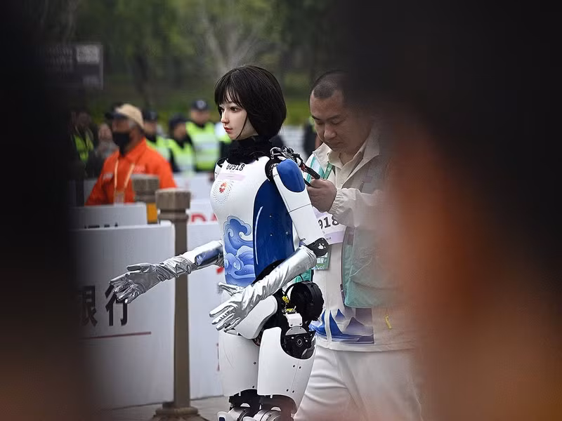 chum-anh-robot-hinh-nguoi-tham-gia-chay-ban-marathon-dau-tien-tren-the-gioi-9.jpg