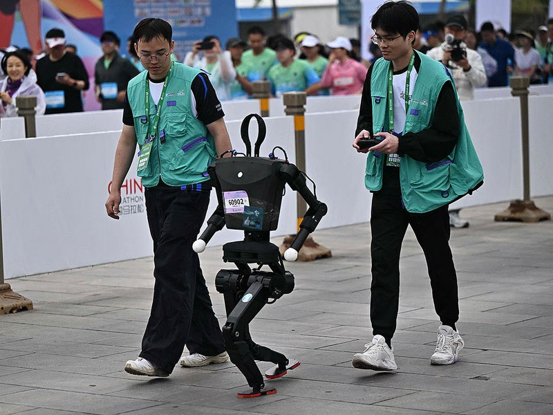 chum-anh-robot-hinh-nguoi-tham-gia-chay-ban-marathon-dau-tien-tren-the-gioi-7.jpg