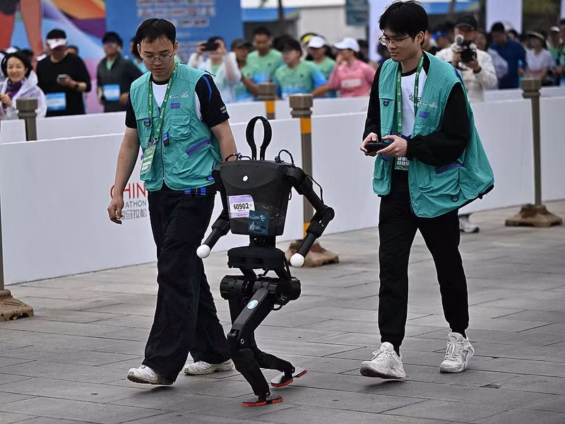 chum-anh-robot-hinh-nguoi-tham-gia-chay-ban-marathon-dau-tien-tren-the-gioi-7.jpg