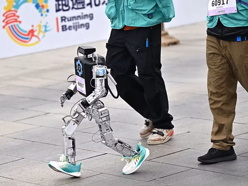 chum-anh-robot-hinh-nguoi-tham-gia-chay-ban-marathon-dau-tien-tren-the-gioi-1.jpg