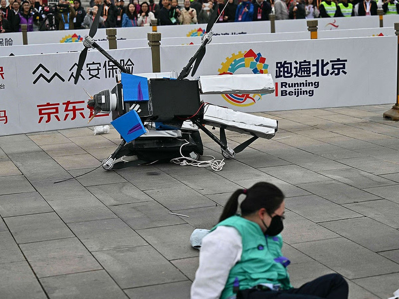 chum-anh-robot-hinh-nguoi-tham-gia-chay-ban-marathon-dau-tien-tren-the-gioi-6.jpg