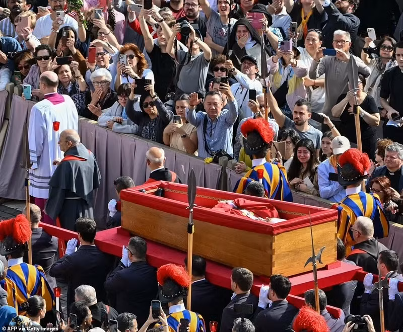 Quan tài của Giáo hoàng Francis được rước qua Quảng trường Thánh Peter. hinh-anh-bien-nguoi-xuc-dong-tam-biet-duc-giao-hoang-francis-6.jpg