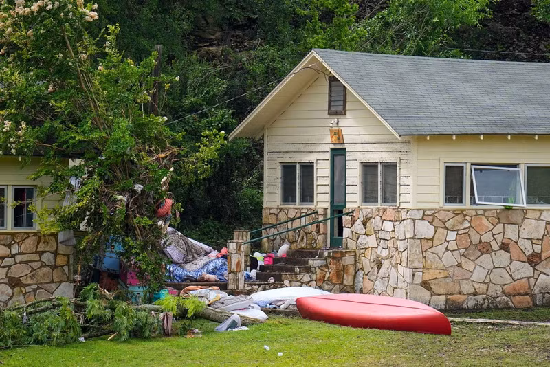 Đồ vật tràn ra bên ngoài trại. Từ 23 đến 25 bé gái vẫn mất tích, theo thông tin từ cảnh sát Larry Leitha. trai-he-tan-hoang-23-be-gai-mat-tich-giua-dong-lu-du-texas-11.jpg