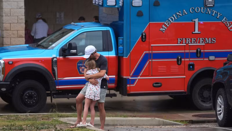 14 trực thăng và 12 drone đang được triển khai để tìm người mất tích. trai-he-tan-hoang-23-be-gai-mat-tich-giua-dong-lu-du-texas-5.jpg