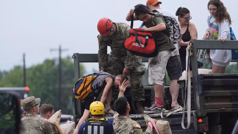 237 người đã được cứu, trong đó 167 người bằng trực thăng, theo Thiếu tướng Thomas Suelzer. trai-he-tan-hoang-23-be-gai-mat-tich-giua-dong-lu-du-texas-6.jpg