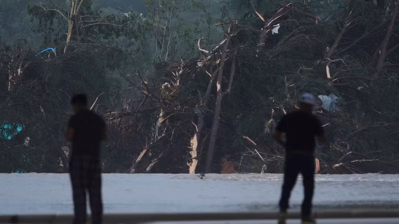 Phó Thống đốc Texas Dan Patrick cho biết: “Các bé có thể đang mắc kẹt trên cây hay mất liên lạc… chúng tôi đang làm mọi cách để tìm kiếm.” trai-he-tan-hoang-23-be-gai-mat-tich-giua-dong-lu-du-texas-9.jpg