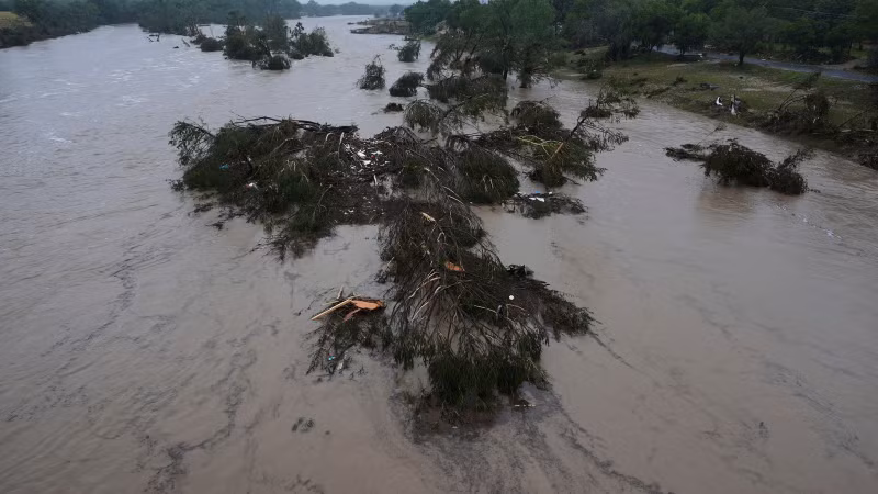 Tổng thống Mỹ Donald Trump gọi lũ lụt là “thảm khốc” và khẳng định đang làm việc cùng lãnh đạo bang Texas. trai-he-tan-hoang-23-be-gai-mat-tich-giua-dong-lu-du-texas-3.jpg