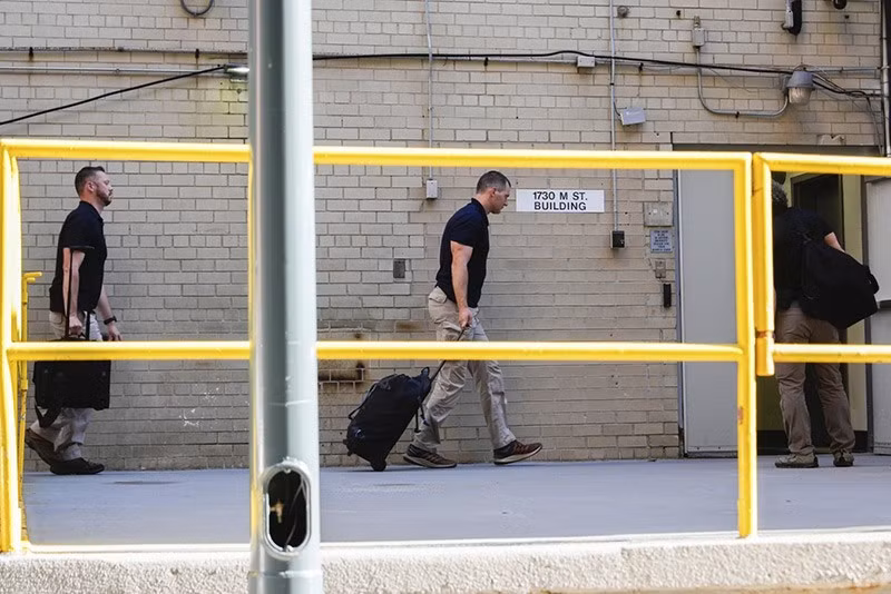 Ông từng viết một cuốn sách gây tranh cãi về thời gian làm việc tại Nhà Trắng, bị cáo buộc tiết lộ thông tin mật. chum-anh-fbi-kham-nha-va-van-phong-cua-ong-john-bolton-05.jpg