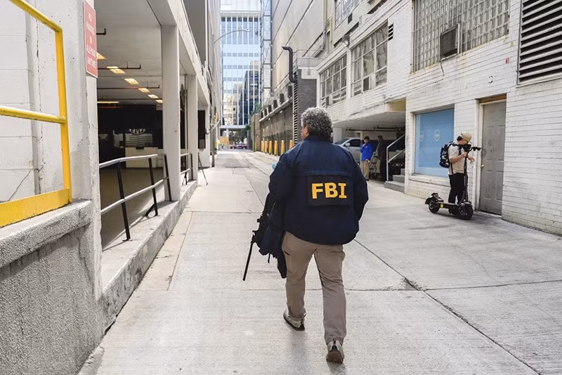 Các quan chức FBI và Bộ Tư pháp đăng bài trên mạng xã hội nhấn mạnh “không ai đứng trên pháp luật”. chum-anh-fbi-kham-nha-va-van-phong-cua-ong-john-bolton-010.jpg