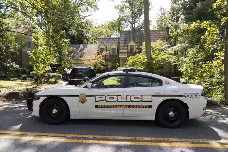 Ông Trump phủ nhận liên quan đến vụ khám xét, nhưng nói rằng ông “hiểu cảm giác đó” vì nhà riêng của ông cũng từng bị khám xét. Phó Tổng thống JD Vance khẳng định nếu không có tội, ông Bolton sẽ không bị truy tố. chum-anh-fbi-kham-nha-va-van-phong-cua-ong-john-bolton-09.jpg