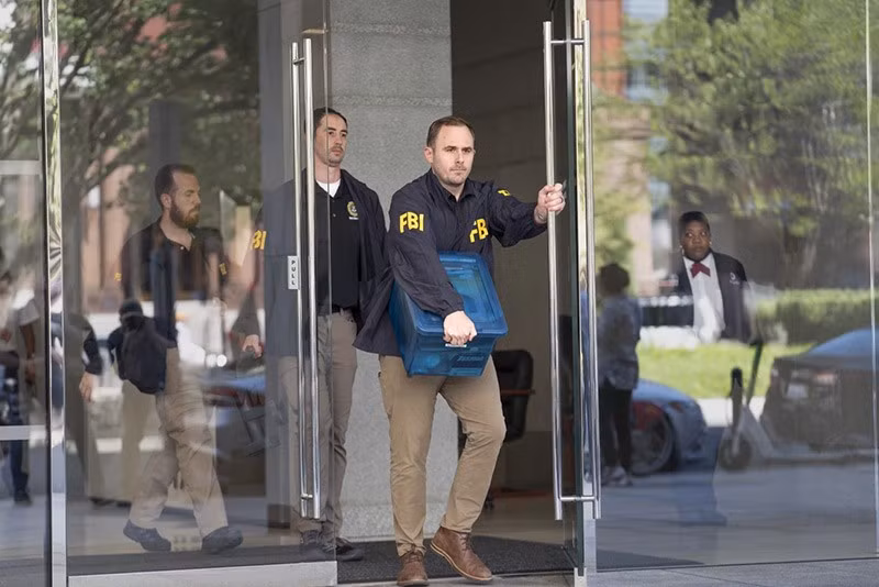 Trước đó, cuộc điều tra về cuốn sách của ông Bolton đã bị đóng lại, nhưng nay có thể được tái khởi động. chum-anh-fbi-kham-nha-va-van-phong-cua-ong-john-bolton-07.jpg