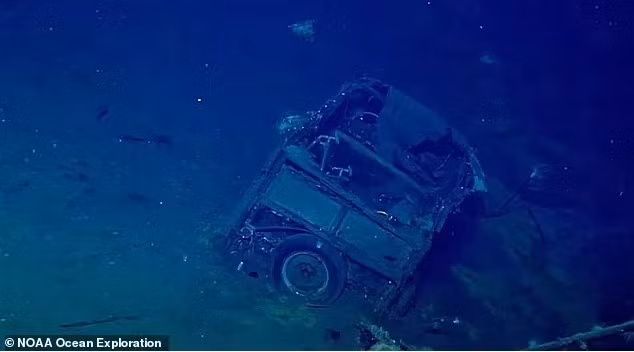 Theo NOAA Ocean Exploration, ngày 19/4 một phương tiện điều khiển từ xa tìm thấy hình bóng chiếc Ford Super Deluxe "Woody" được cho là sản xuất năm 1940-41 trên tàu sân bay lịch sử Thế chiến II chìm trong Trận Midway năm 1942. bat-ngo-phat-hien-chiec-xe-bi-an-trong-xac-tau-san-bay-the-chien-ii-1.jpg