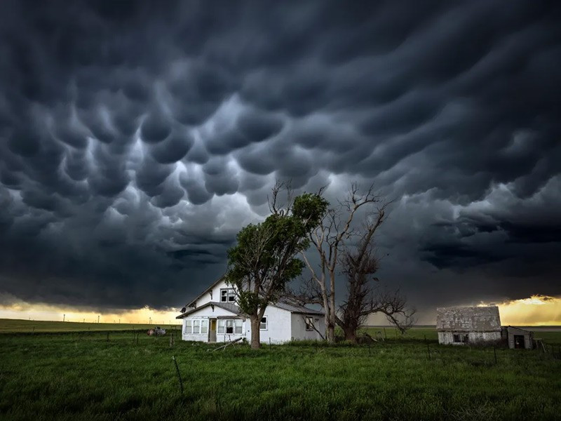 Trong một lần săn bão năm 2004 ở Nebraska, Metz gặp một người đàn ông tìm giúp đỡ vì gia đình bị mắc kẹt trong tầng hầm. Bà đã gọi 911 và hỗ trợ giải cứu, may mắn không ai bị thương. chum-anh-nu-hoang-loc-xoay-melanie-metz-06.jpg