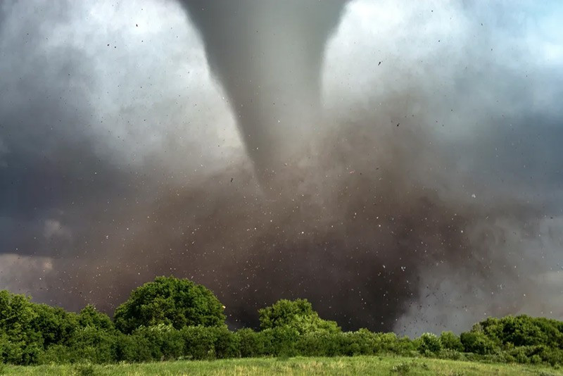 Thảm kịch El Reno đã cướp đi sinh mạng 3 nhà săn bão nổi tiếng Tim Samaras, con trai Paul và Carl Young, cùng 5 người khác. Đây là một trong những cơn lốc xoáy kỳ lạ và mạnh nhất từng được ghi nhận. chum-anh-nu-hoang-loc-xoay-melanie-metz-02.jpg