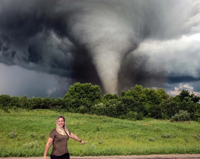 Năm 2013, Metz đối mặt với cơn lốc El Reno ở Oklahoma – rộng nhất lịch sử, đạt tốc độ gió 480 km/h. Khi đó, giao thông tắc nghẽn khiến nhiều người, kể cả các chuyên gia, phải chạy thoát thân trong hoảng loạn. chum-anh-nu-hoang-loc-xoay-melanie-metz-01.jpg