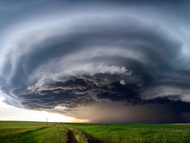 Metz cảnh báo rằng nguy hiểm không kết thúc khi lốc xoáy tan. Khí propane rò rỉ, dây điện chập cháy và đống đổ nát có thể gây chết người. Bà vẫn giữ liên lạc với gia đình được cứu năm đó. chum-anh-nu-hoang-loc-xoay-melanie-metz-07.jpg