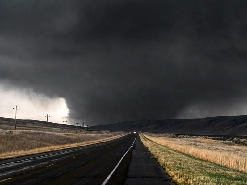 Tháng 4/2024, Metz suýt mất mạng khi truy đuổi loạt lốc xoáy ở Nebraska và Iowa. Bà lái xe 72 km/h dưới sợi cáp treo thấp, làm hỏng camera GoPro. Nếu cáp thấp hơn vài chục cm, bà có thể bị chém mất đầu. chum-anh-nu-hoang-loc-xoay-melanie-metz-03.jpg