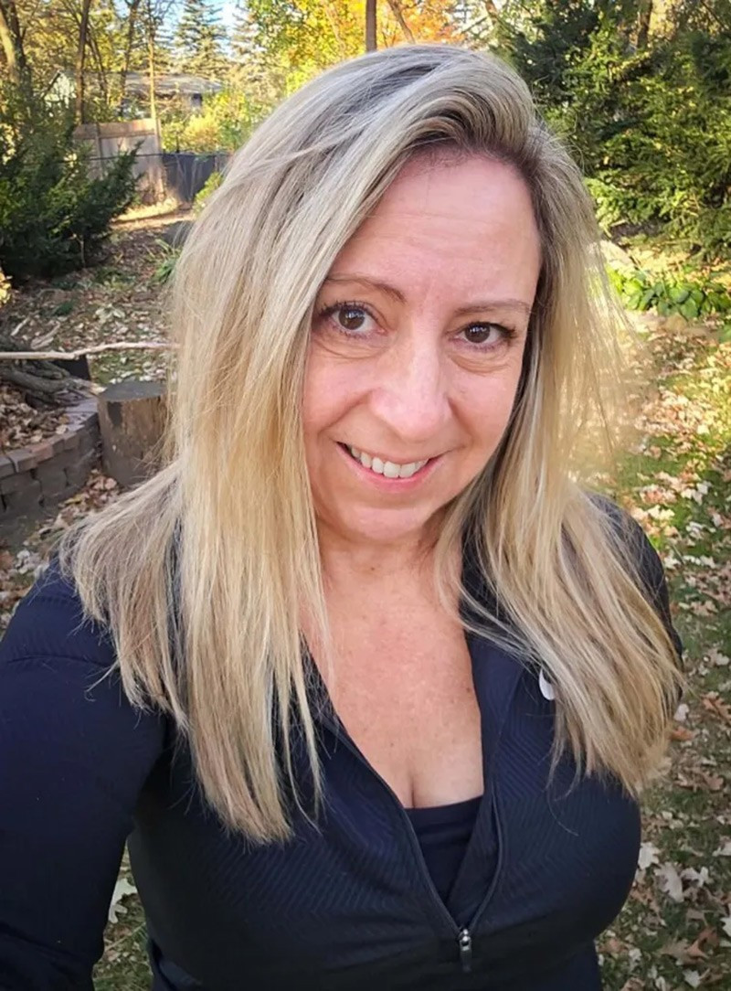 Melanie Metz, biệt danh “Nữ hoàng Lốc xoáy”, đã dành 3 thập kỷ truy đuổi những cơn lốc xoáy khổng lồ ở Mỹ. Bà nổi tiếng từ chương trình truyền hình Twister Sisters và sống tại vùng Tornado Alley, nơi bão tố hình thành mỗi mùa xuân. chum-anh-nu-hoang-loc-xoay-melanie-metz-04.jpg